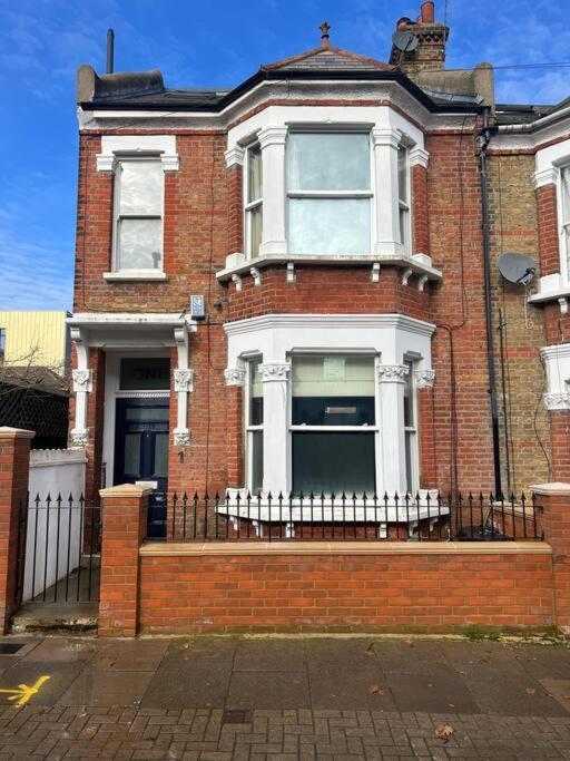 Four Bedroom Modern Victorian Wandsworth House London Exterior foto
